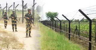 দিনাজপুরে দুই কৃষককে নিয়ে গেছে বিএসএফ; জেরে দুই ভারতীয়কে ধরে এনেছে গ্রামবাসী